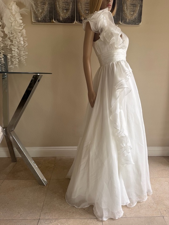 Mac Duggal Dresses & Skirts - Mac Duggal
Ruffle Shoulder V-Neck Gown White size 4